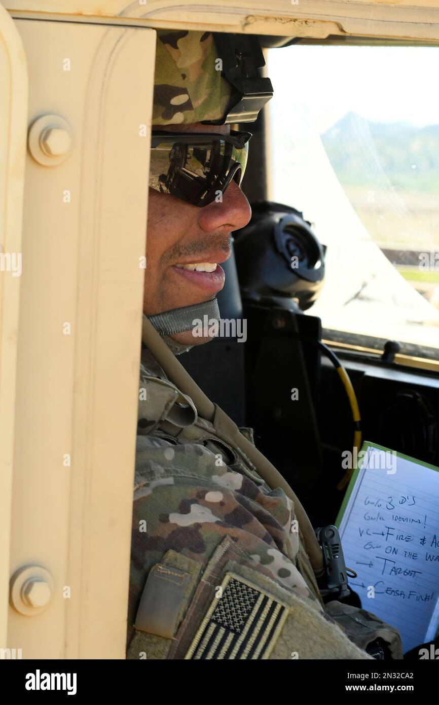 La Guardia Nazionale dell'Esercito della California ha qualifiche di fuoco vivo con Humvees montati su mitragliatrice. I soldati nella torre dei vigili del fuoco emettono comandi e monitorano. Foto Stock