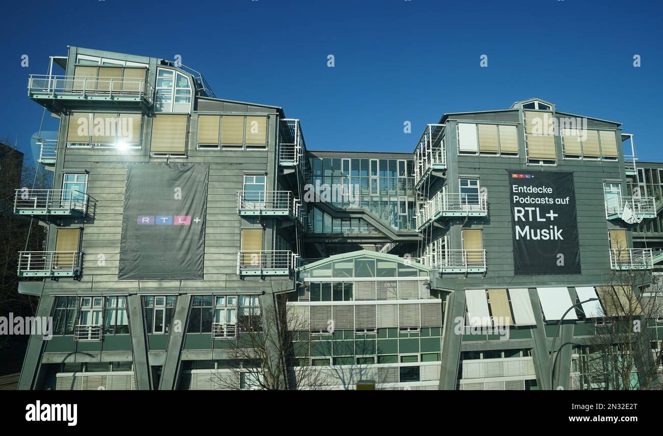 Amburgo, Germania. 07th Feb, 2023. Vista dell'edificio editoriale RTL Deutschland a Baumwall, nel porto di Amburgo. RTL Deutschland sta progettando di eliminare circa 700 dei 1900 posti di lavoro nel suo segmento di riviste intorno all'ex editore Gruner Jahr. A tal fine, i titoli delle riviste saranno interrotti e le vendite saranno esaminate, mentre gli investimenti saranno effettuati nei restanti marchi principali come 'Stern', come annunciato dal gruppo media martedì. Credit: Marcus Brandt/dpa/Alamy Live News Foto Stock