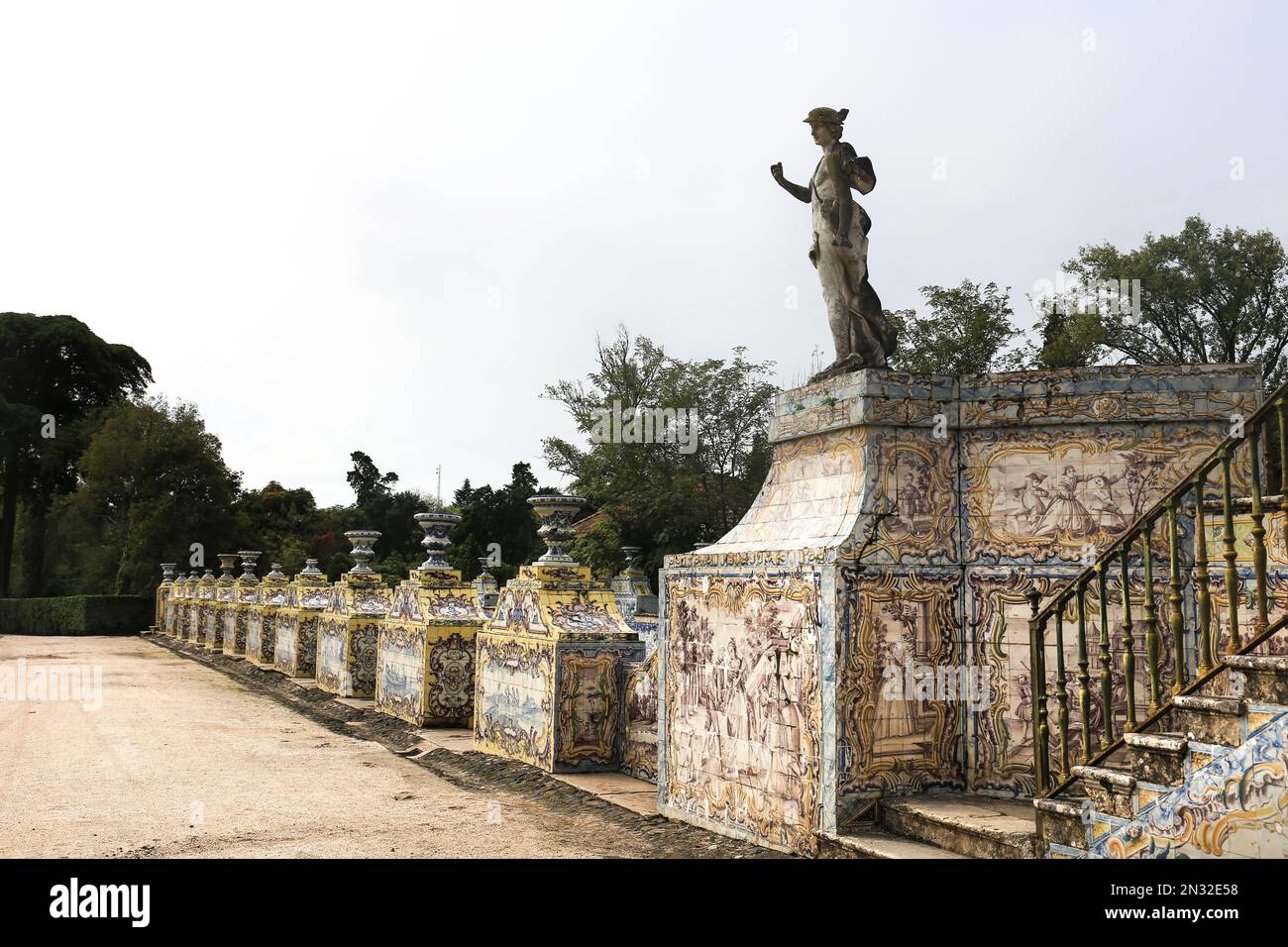 Queluz, Lisbona, Portogallo - 21 novembre 2022: Sculture di John Cheere nel giardino del Palazzo Nazionale di Queluz Foto Stock