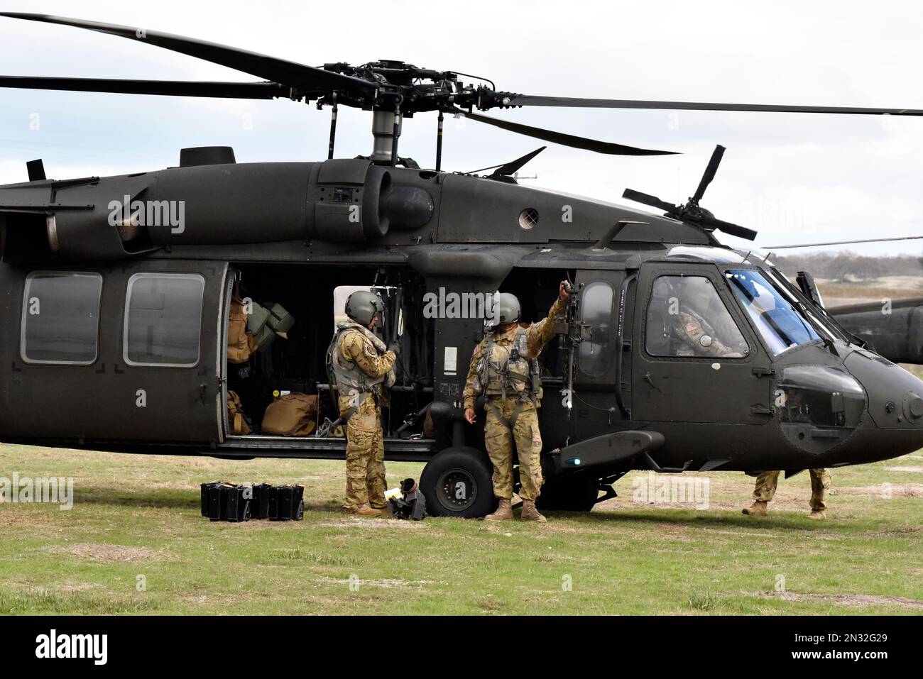 Sei soldati della riserva dell'esercito dei Black Hawks UH-60 hanno sparato migliaia di giri di munizioni M240 durante l'addestramento, Fort Hunter Liggett, California. Foto Stock