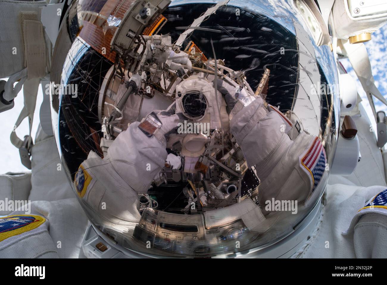 ISS - 02 febbraio 2023 - L'astronauta E spedizione ENASA 68 Nicole Mann, ingegnere di volo, punta la telecamera verso se stessa e prende un'astronauta Foto Stock