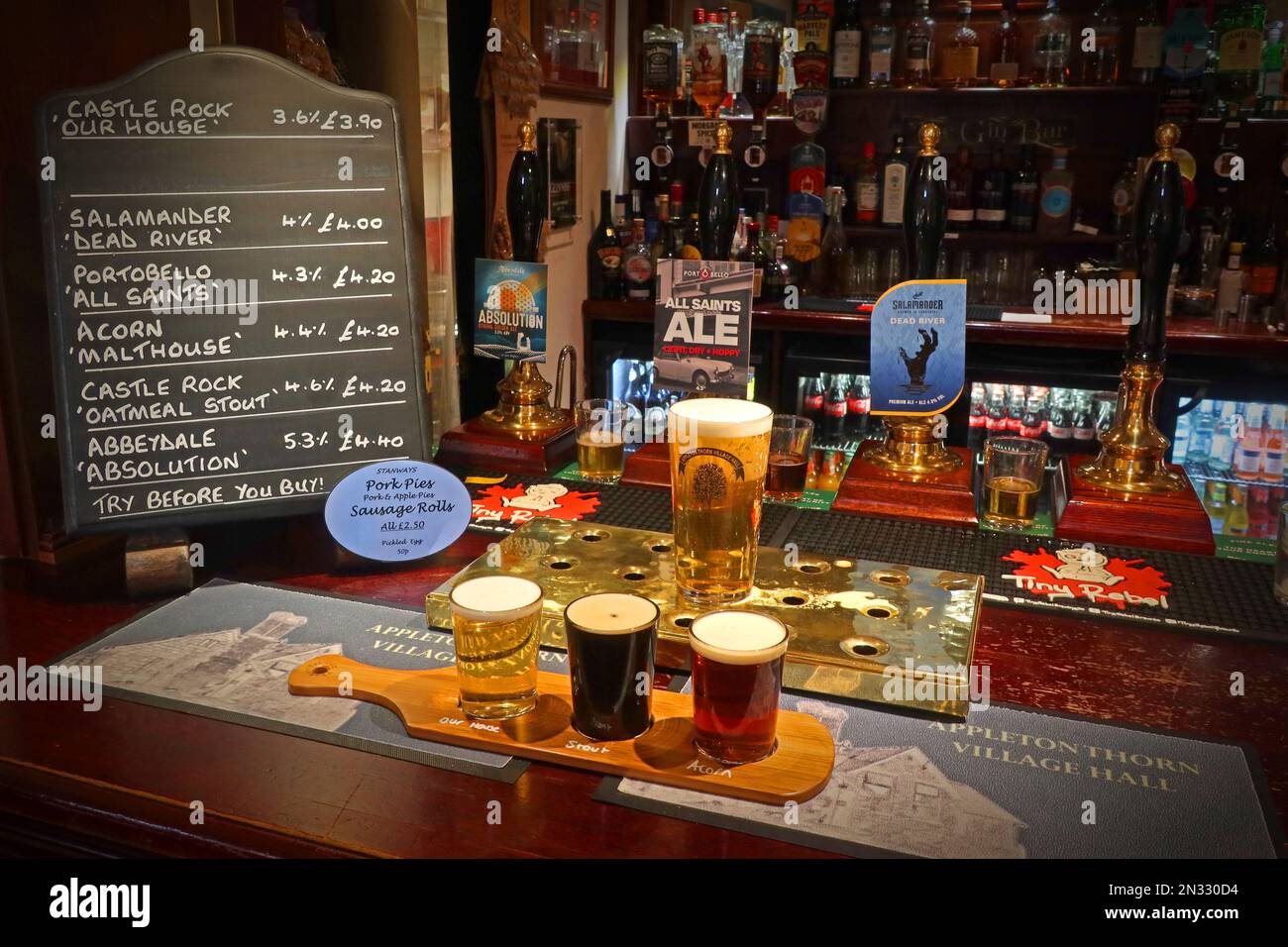 Bar con terzo pagaia, pinta di birra reale e menu blackboard di birre, Appleton Thorn Village Hall, Warrington, Cheshire, Inghilterra, Regno Unito, WA4 4RT Foto Stock