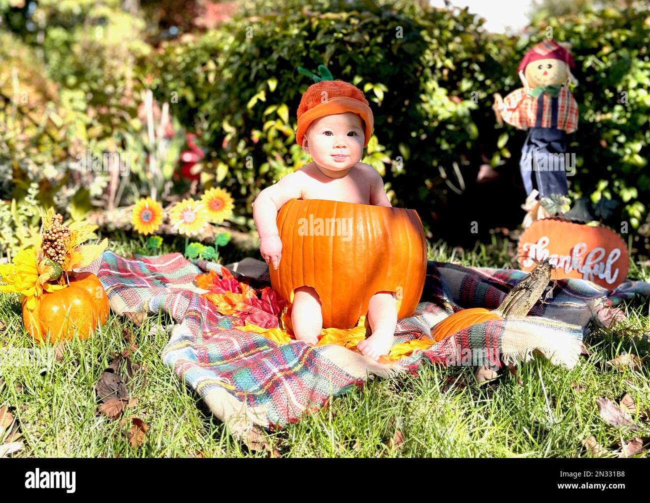 Bambino in una zucca. Il primo Halloween. La prima festa di Halloween del bambino Foto Stock