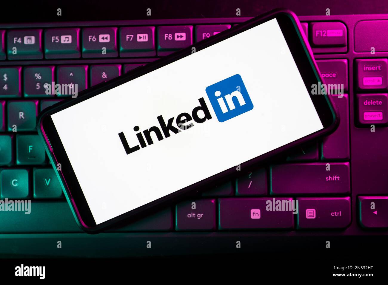 In questa illustrazione fotografica viene visualizzato un logo LinkedIn sullo smartphone. Foto Stock
