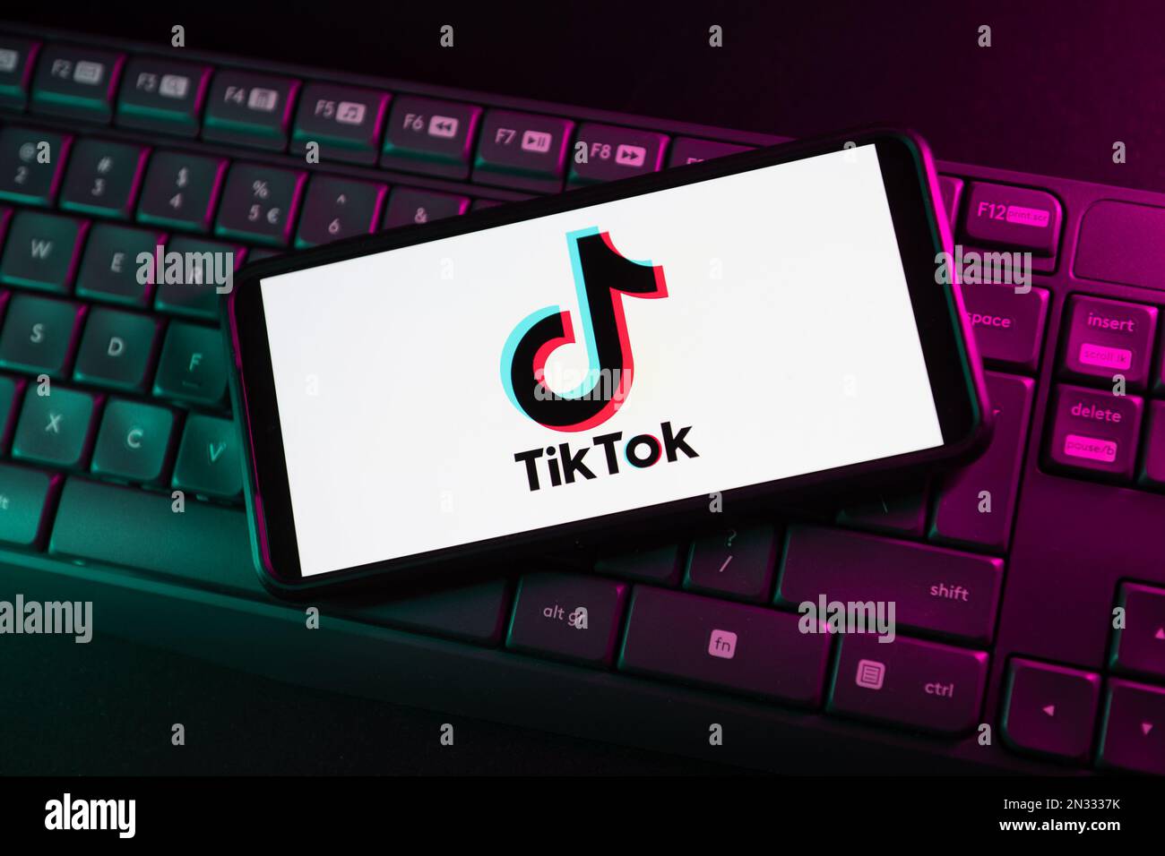 In questa illustrazione fotografica viene visualizzato un logo TikTok sullo smartphone. Foto Stock