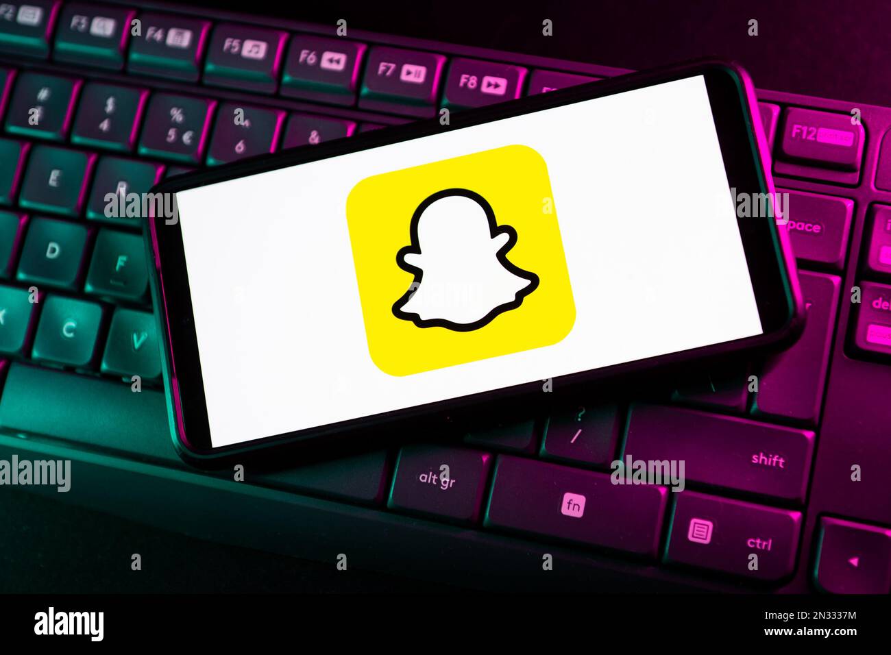 In questa foto viene mostrato un logo Snapchat visualizzato su uno smartphone. Foto Stock