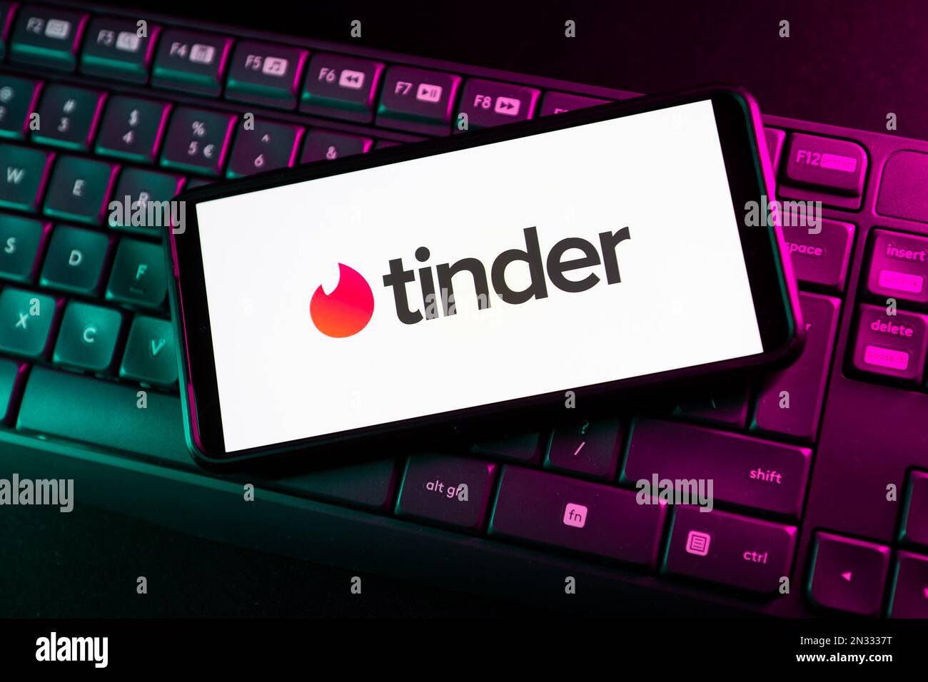 In questa illustrazione della foto un logo Tinder vede visualizzato su uno smartphone. Foto Stock