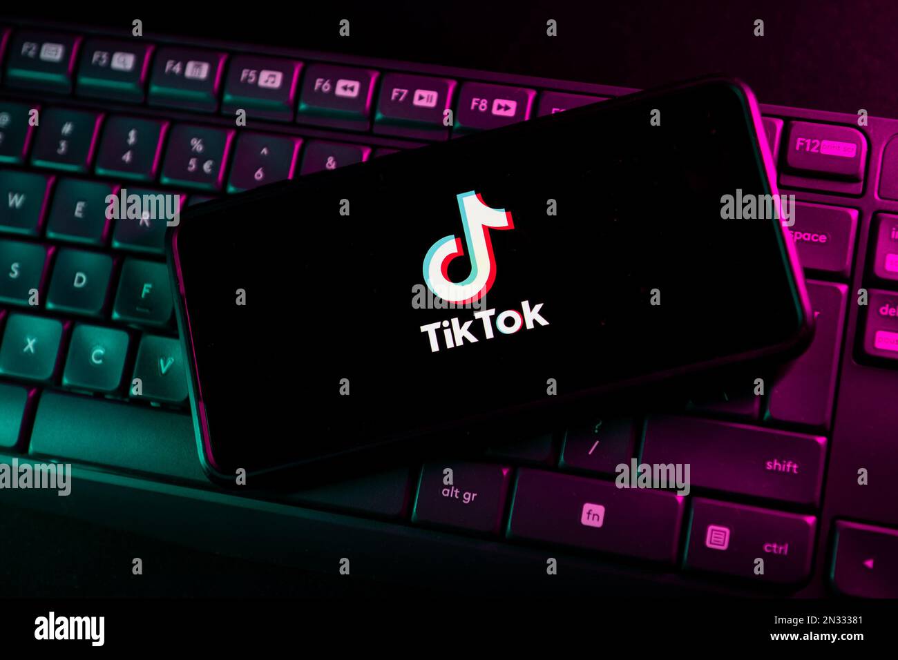 In questa illustrazione fotografica viene visualizzato un logo TikTok sullo smartphone. Foto Stock