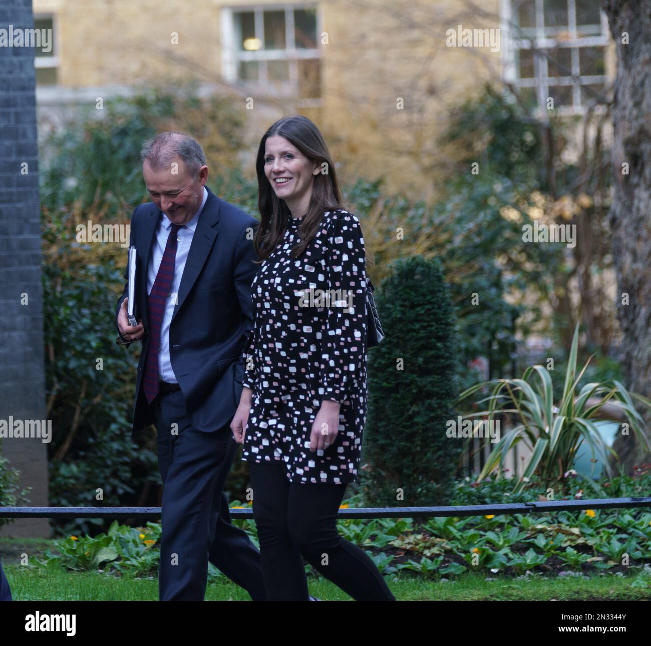 Downing St, Londra, 7th febbraio 2023, Regno Unito a seguito di questa rimpasto mattutino, i ministri del Gabinetto arrivano per una riunione ritardata del Gabinetto che si terrà nel pomeriggio. NELLA FOTO: (Didascalia rivista) Simon Hart, Segretario parlamentare al Tesoro e Capo Whip, e Michelle Donelan, recentemente nominato Ministro per la Scienza, l'innovazione e la tecnologia Bridget Catterall AlamyLiveNews Foto Stock