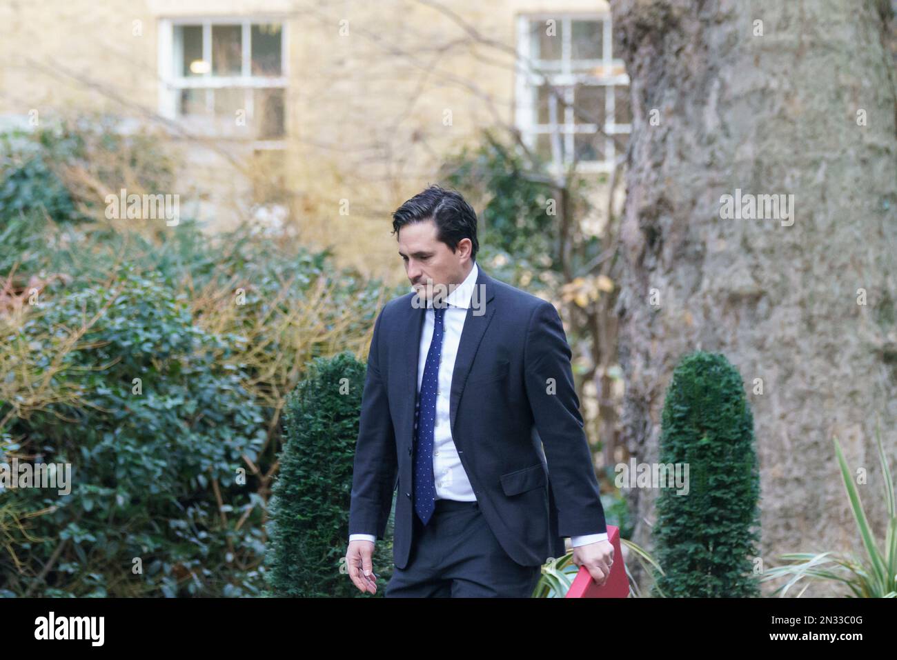 Downing St, Londra, 7th febbraio 2023, Regno Unito a seguito di questa rimpasto mattutino, i ministri del Gabinetto arrivano per una riunione ritardata del Gabinetto che si terrà nel pomeriggio. NELLA FOTO: Johnny Mercer Ministro degli Affari dei Veterani Bridget Catterall AlamyLiveNews Foto Stock