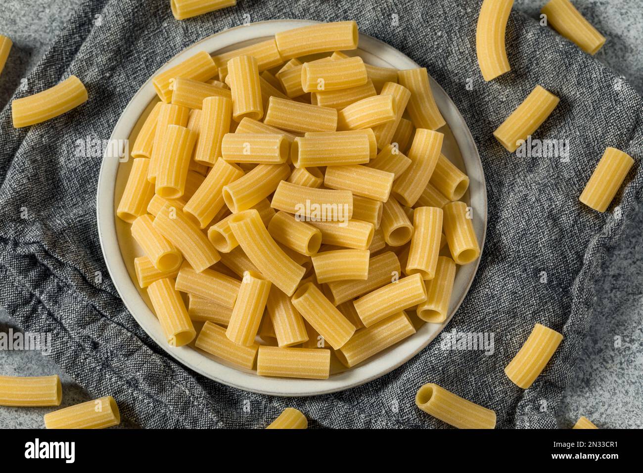 Pasta di maccheroni durum biologica secca in una ciotola Foto Stock