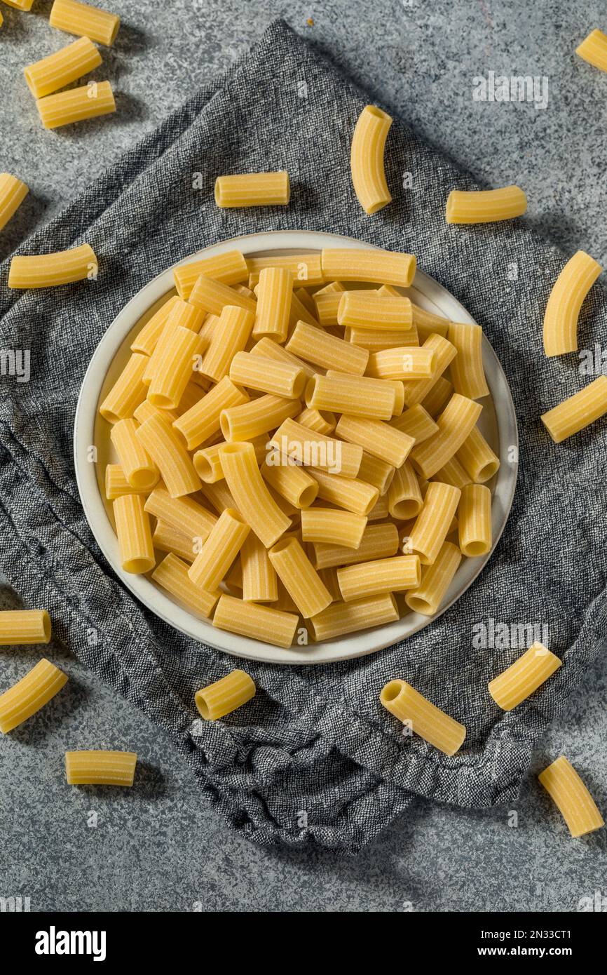Pasta di maccheroni durum biologica secca in una ciotola Foto Stock