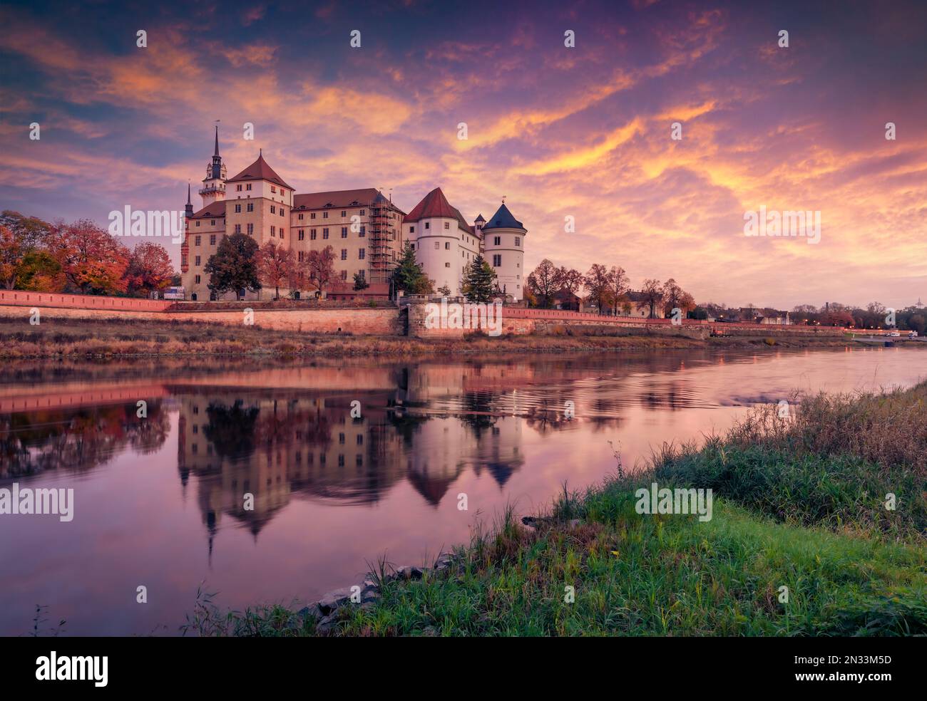 Vecchio castello di Hartenfels sulla riva del fiume Elba. Fantastica alba estiva sulla città di Torgau , Sassonia, Germania, Europa. Concetto di viaggio sfondo. Foto Stock