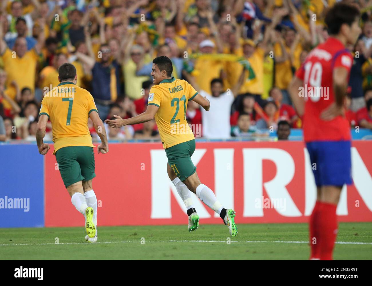 Australia's Massimo Luongo, center, celebrates with his team mate Mathew Leckie after scoring a goal during the AFC Asian Cup final soccer match between South Korea and Australia in Sydney, Australia, Saturday, Jan. 31, 2015. (AP Photo/Rick Rycroft) Foto Stock
