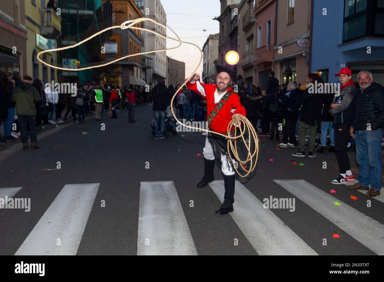 02-4-2023 - Italia, Sardegna, Sassari, Carnevale a Macomer sfilata di maschere tradizionali sarde 'Carrasegare in Macomer', Gruppo dei 'Mamuttoni e ISS Foto Stock