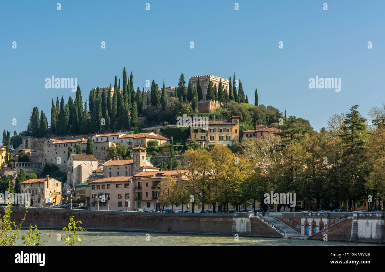 Veduta di Castel San Pietro dalla passeggiata lungo l'Adige - Verona, Veneto nel nord Italia - collina del castello di san pietro Foto Stock