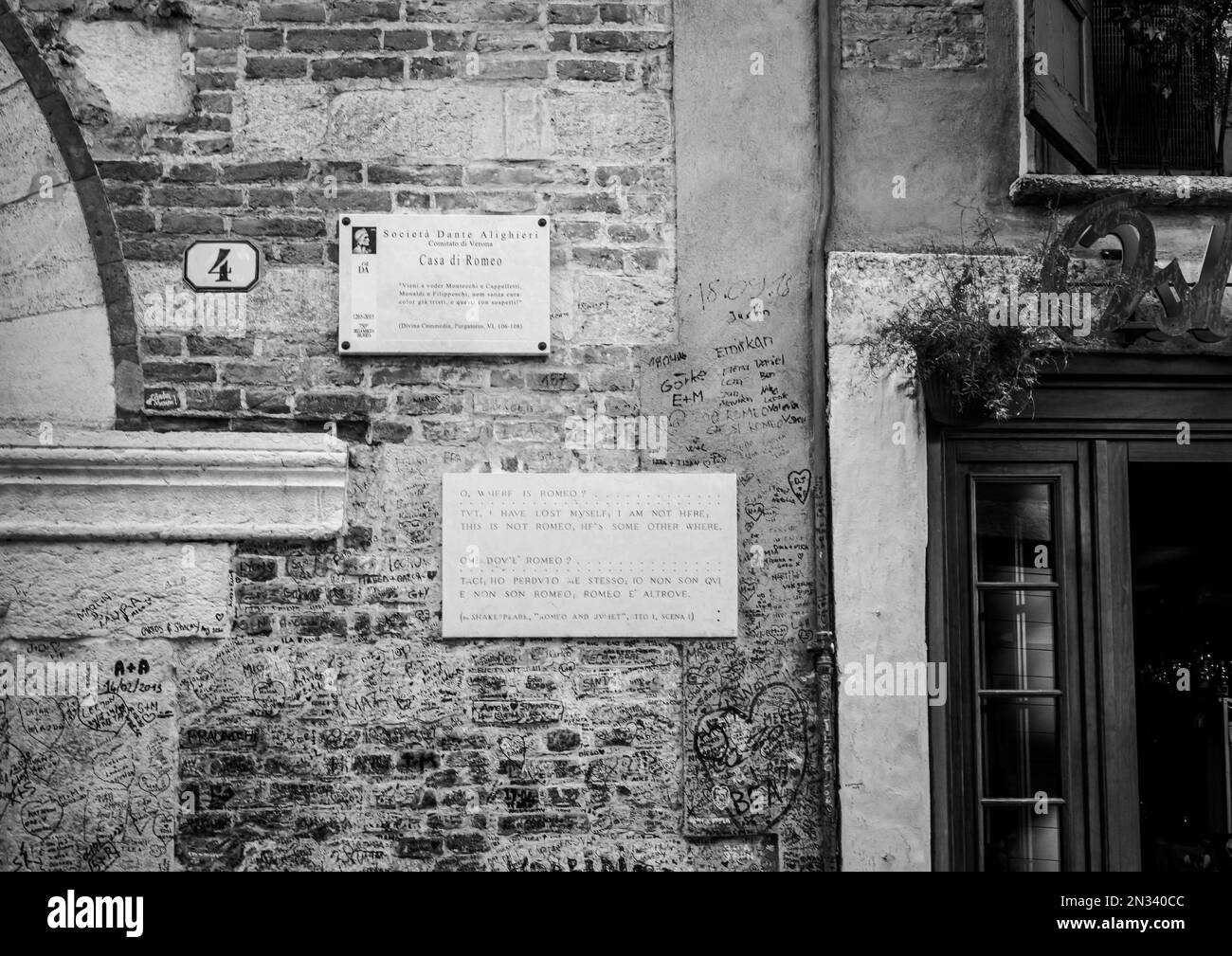 Facciata della Casa di Cagnolo Nogarola chiamata Romeo, 14th ° secolo - un edificio medievale nel centro storico di Verona - Regione Veneto - Italia Foto Stock