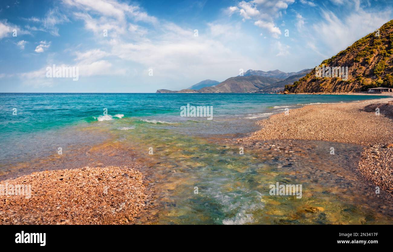 Splendida vista primaverile della spiaggia di Buneci con un piccolo fiume. Calma mattina mare del mare Adriatico. Spettacolare scenario primaverile dell'Albania, Europa. Viaggiare co Foto Stock