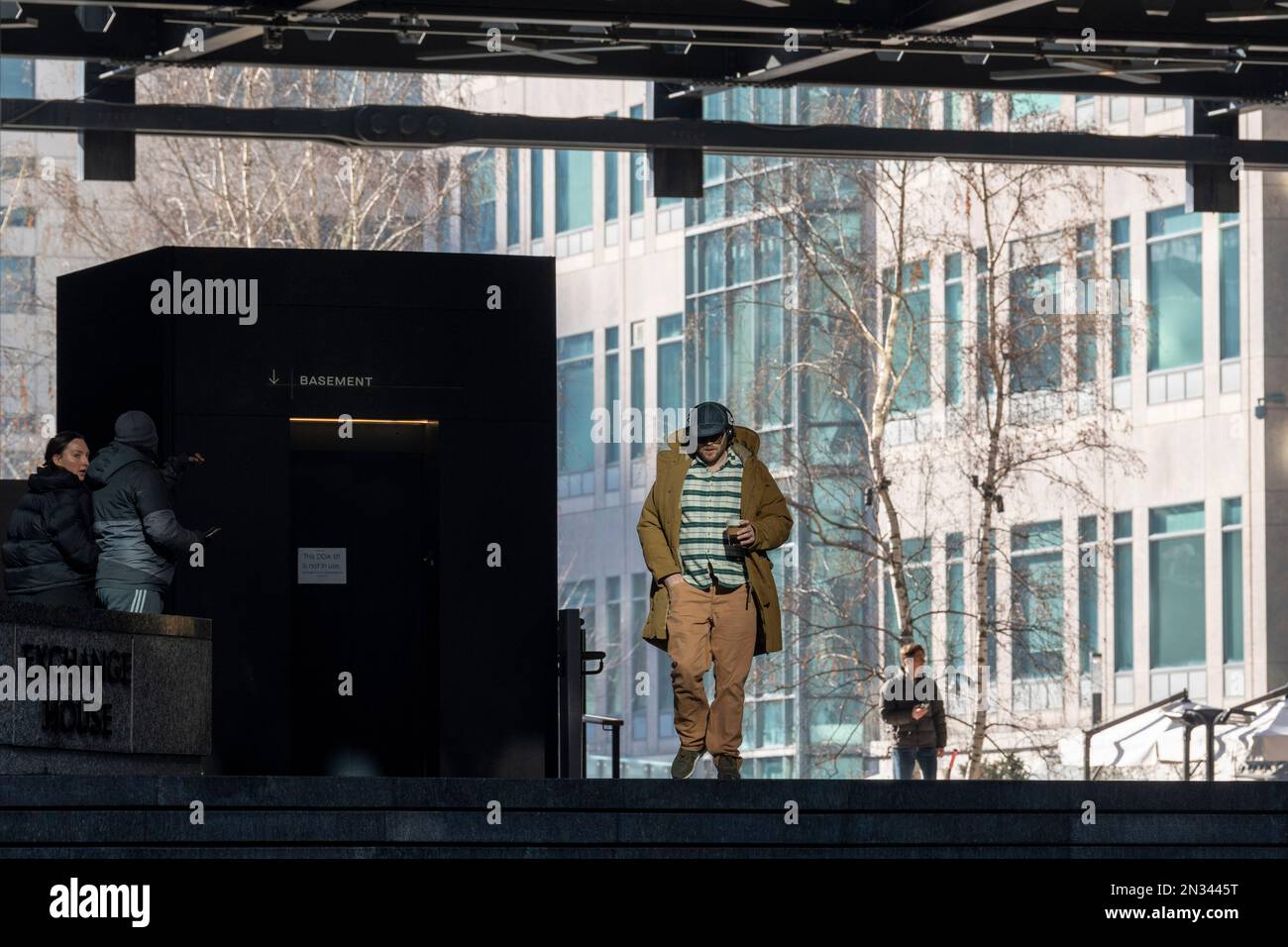 I dipendenti della città sono visti camminare sotto l'architettura di Broadgate nella City of London, il quartiere finanziario della capitale, il 7th febbraio 2023, a Londra, Inghilterra. Foto Stock