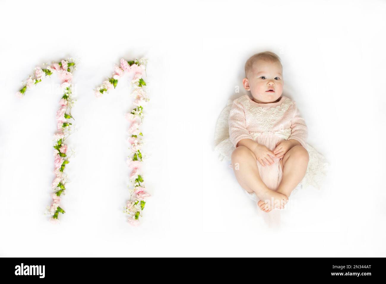 bambina di 11 mesi. Baby milestone undici mesi. Bambino di undici mesi Foto  stock - Alamy
