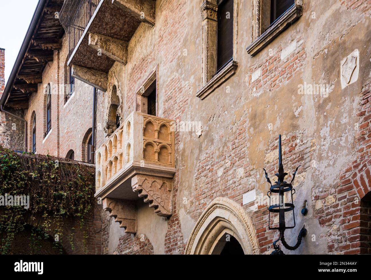 Balcone di Giulietta - casa-museo di Giulietta, descritto da William Shakespeare - centro storico di Verona, Veneto, Italia settentrionale - Europa Foto Stock