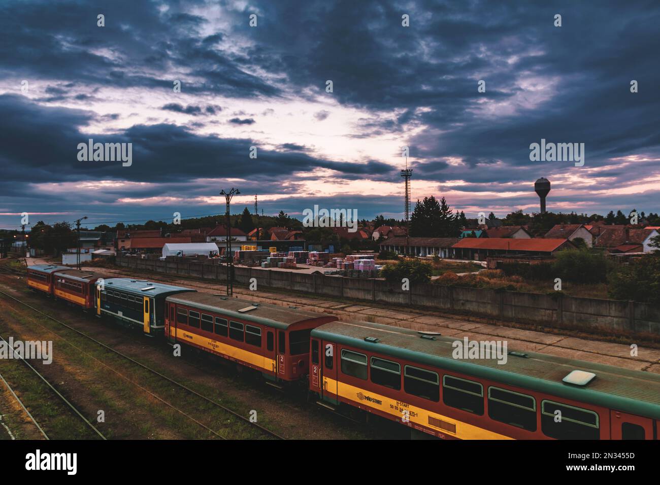 I vagoni ferroviari di tipo Bzmot sono in attesa alla stazione ferroviaria di Balassagyarmat, Ungheria Foto Stock