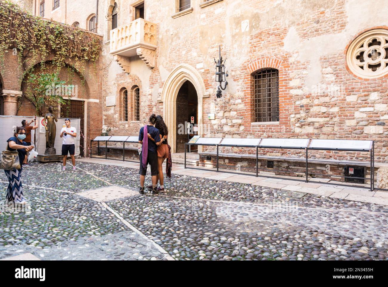 Cortile della casa di Giulietta con la statua di bronzo e il famoso balcone. Centro storico di Verona, Italia settentrionale - Europa Foto Stock