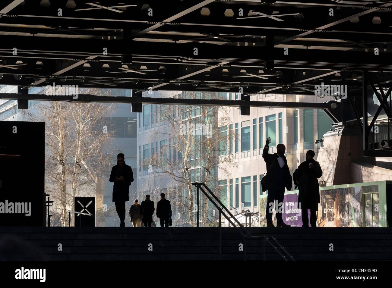 Il 7th febbraio 2023, a Londra, in Inghilterra, si vedono le sagome dei dipendenti della città che camminano sotto l'architettura di Broadgate nella City of London, il quartiere finanziario della capitale. Foto Stock