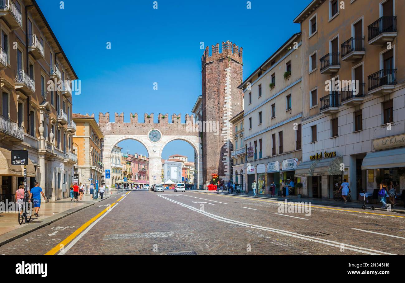 Ingresso medievale della città storica Verona - archi della porta cittadina - regione Veneto nel nord Italia, Europa Foto Stock
