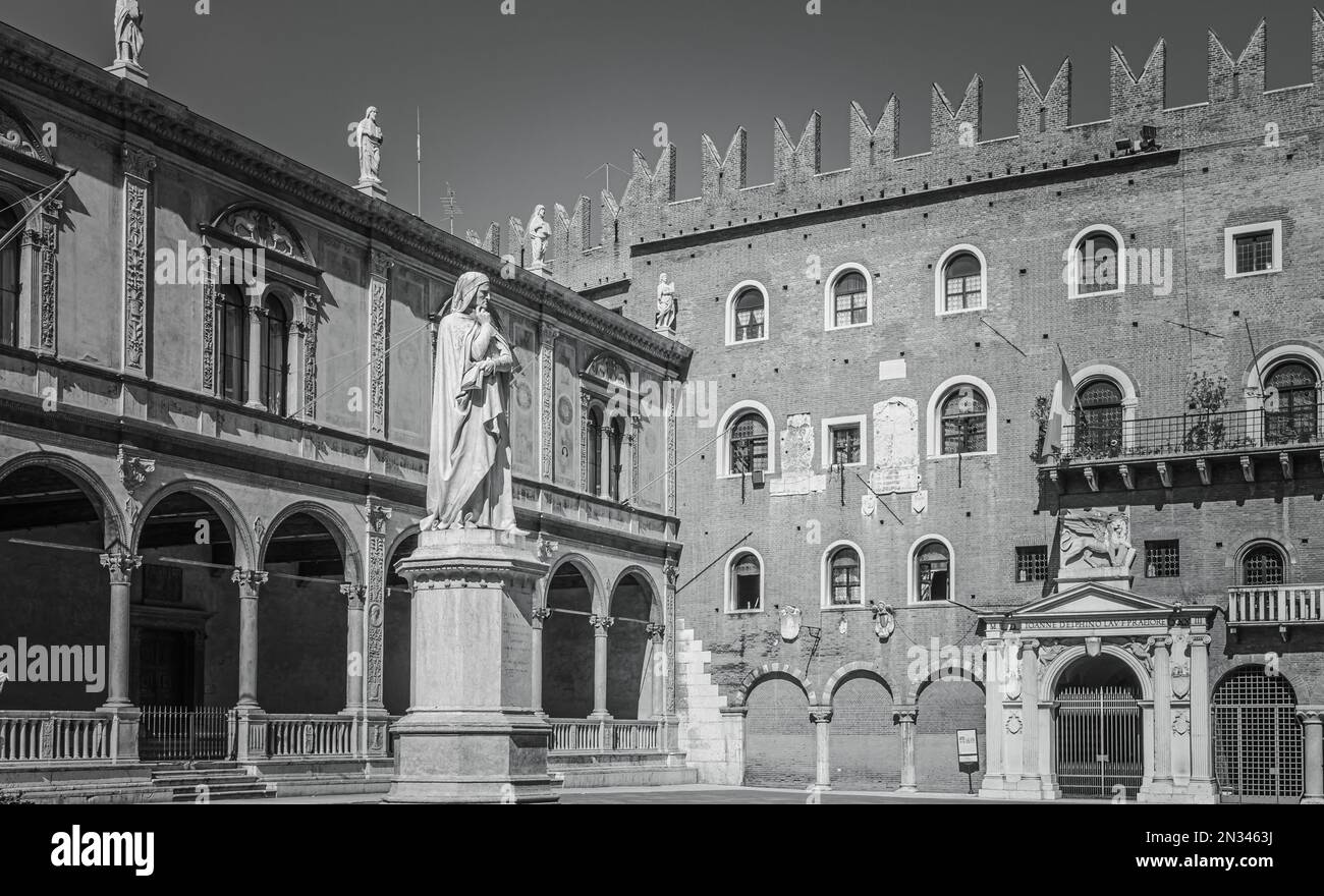 Statua in marmo di Dante Alighieri, il maggiore poeta italiano in Piazza dei Signori, Verona, Veneto, Italia settentrionale, Europa Foto Stock