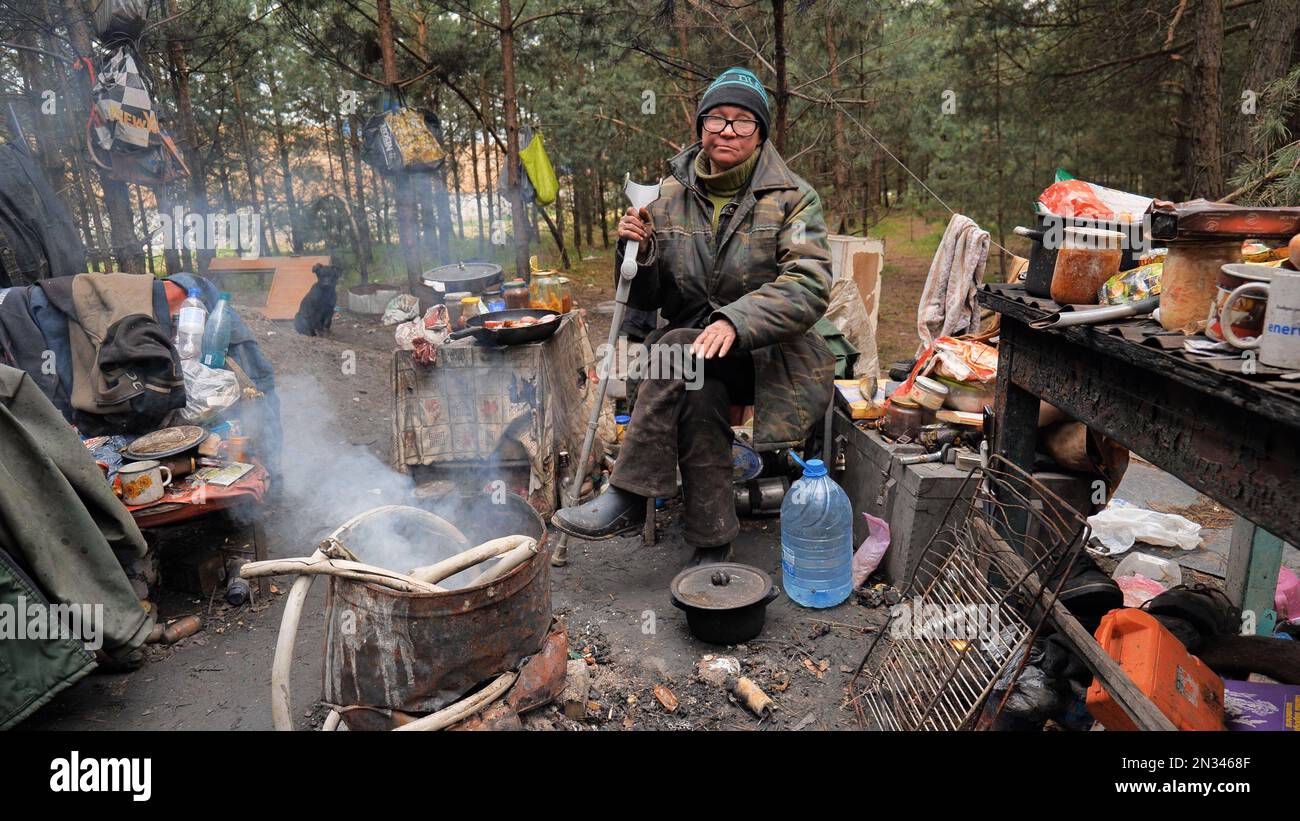 Minsk, Bielorussia - 15 maggio 2021: Capanne mendicanti di senzatetto vicino alla discarica. Foto Stock