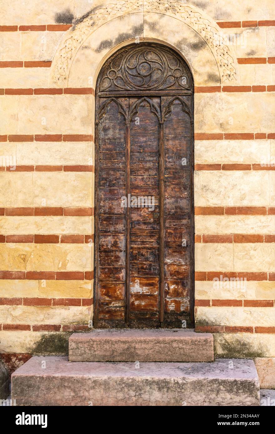 Porta in legno - Chiesa di Santa Maria Antica - Scaliger Monumento funerario gotico di Verona, (Arche Scaligere) XIV secolo, Veneto, Italia settentrionale Foto Stock