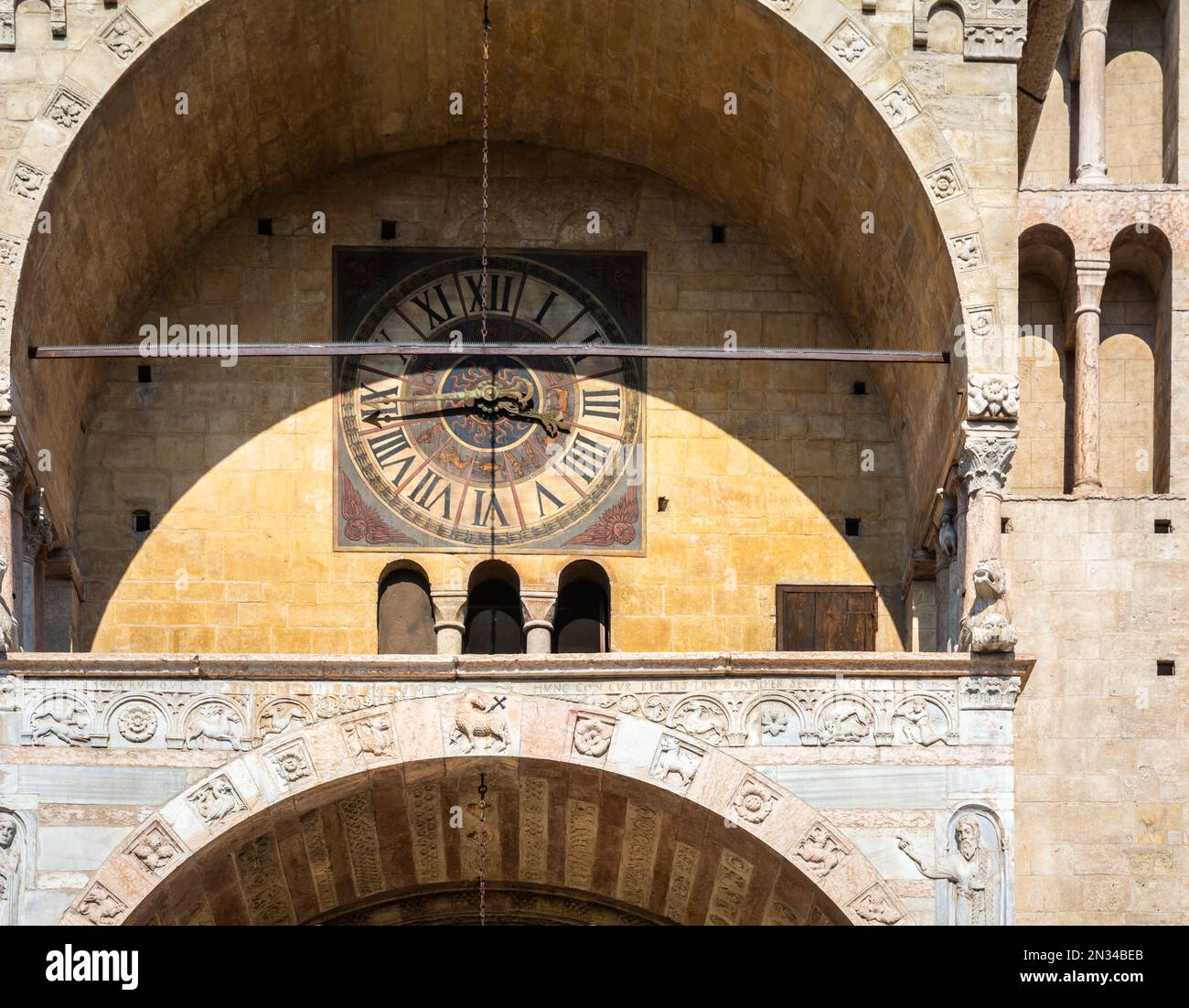 Dettagli della facciata del Duomo di Verona è una delle principali chiese cattoliche della città. Costruito nel 1187 in stile romanico e rinascimentale Foto Stock