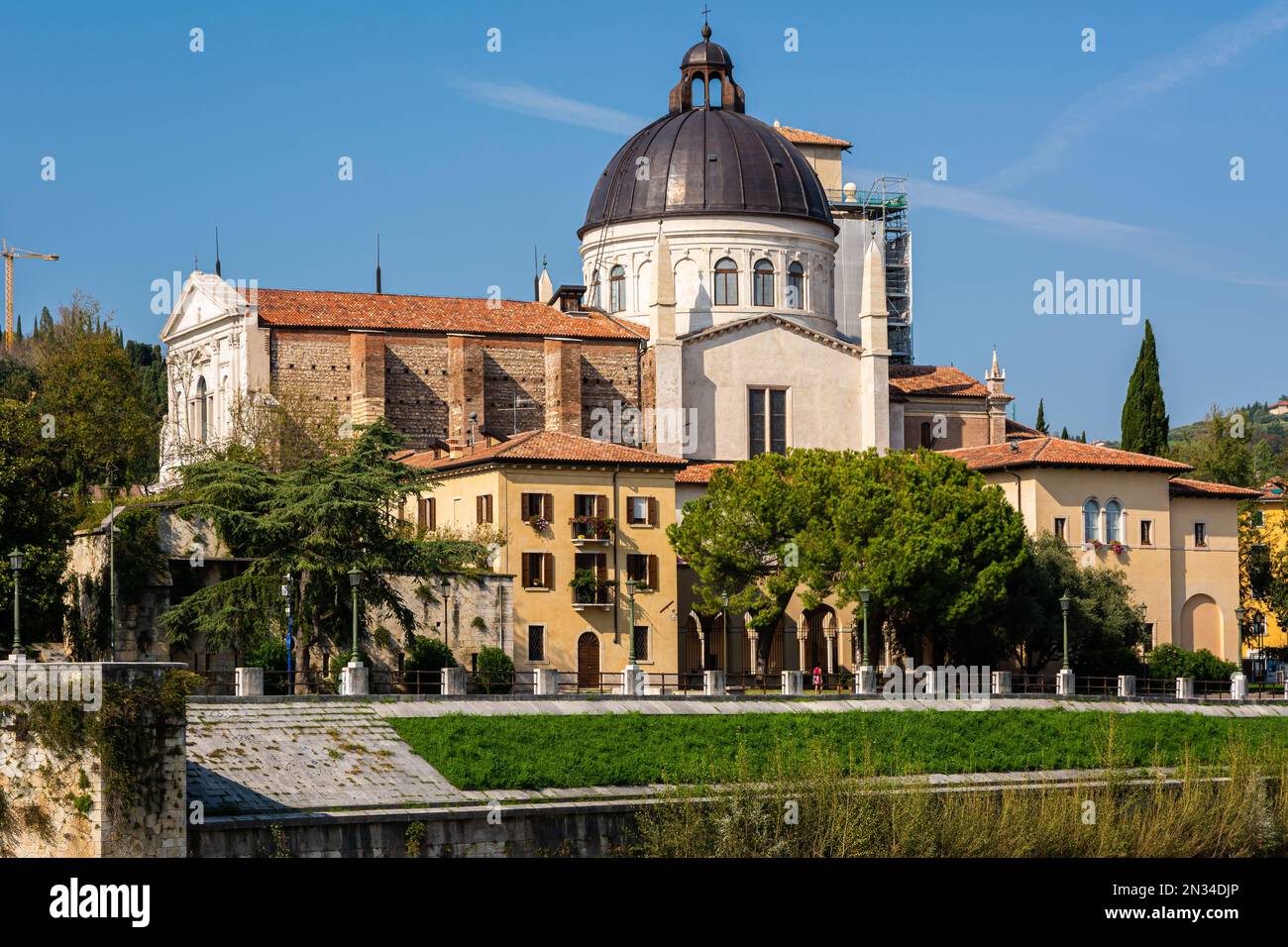 Veduta della Chiesa di San Giorgio in Braida: Fondata nel 1046 come monastero benedettino - Verona, Veneto nel nord Italia, Europa Foto Stock