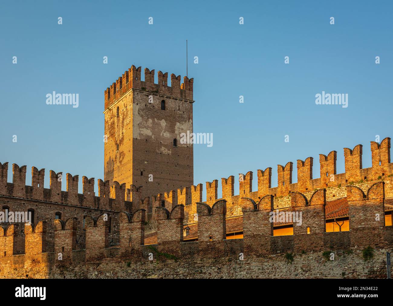 Il Ponte di Castel Vecchio (Ponte di Castel Vecchio) o Ponte Scaligero (Ponte Scaligero): È un ponte fortificato di Verona, Italia, Europa Foto Stock