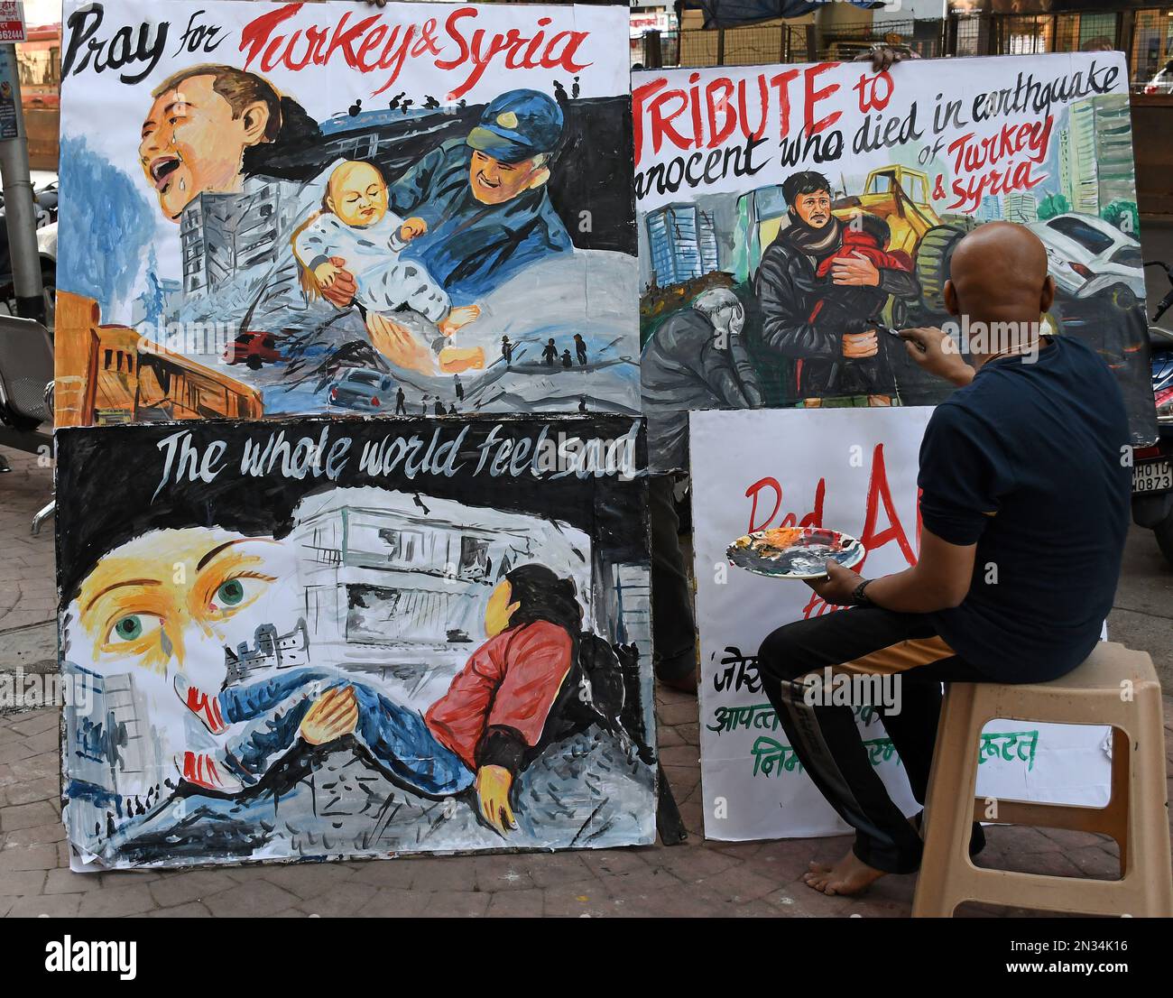 Un artista della scuola d'arte di Gurukul dipinge un murale in omaggio alle vittime che sono morte nel terremoto in Turchia e in Siria. Oltre cinquemila persone sono morte nel terremoto di magnitudo 7,8 su scala Richter che ha colpito la Turchia e la vicina Siria lunedì. Foto Stock