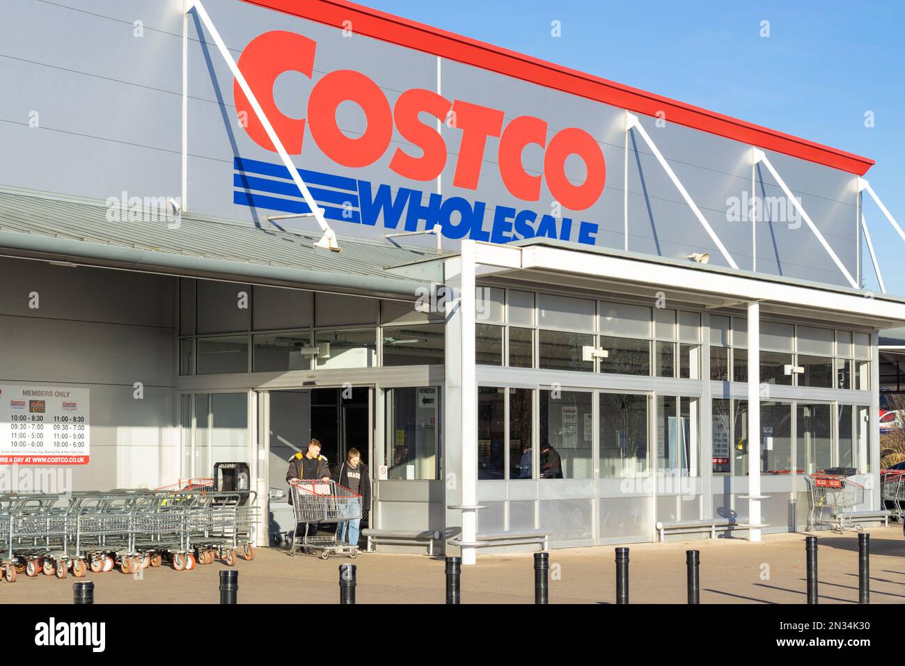 Costco uk costco store Costco all'ingrosso persone con carrelli per la spesa fuori da un negozio Costco Derby Derbyshire Inghilterra uk gb Europa Foto Stock