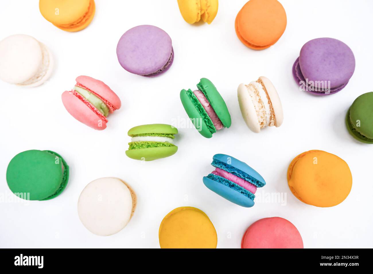 Macaron colorato o macaron su sfondo bianco, vista dall'alto. Giacitura piatta Foto Stock