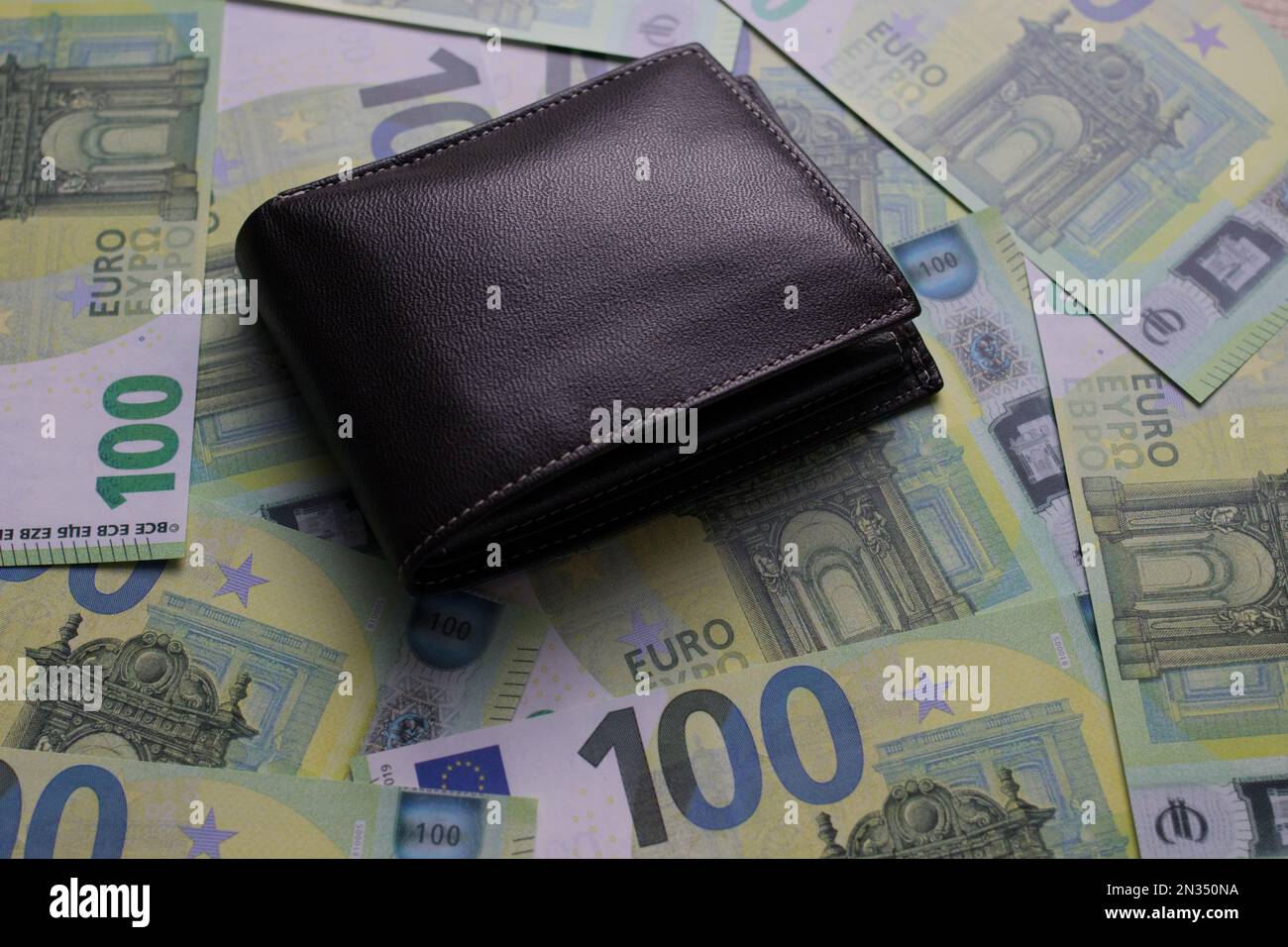 il portafoglio nero è sulle banconote in euro Foto Stock