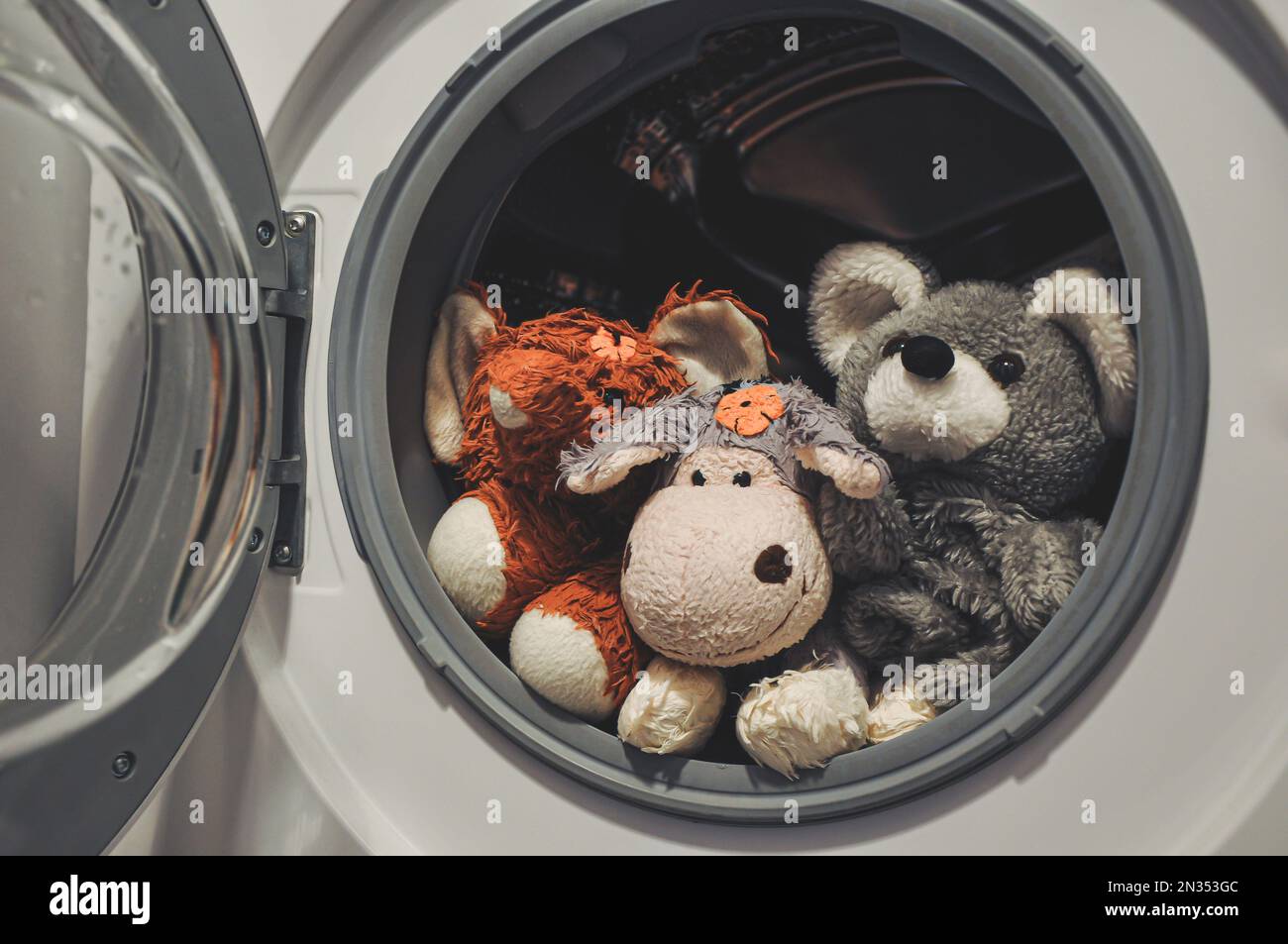 Giocattoli per bambini in lavatrice. Peluche, soffici giocattoli dopo il  lavaggio Foto stock - Alamy
