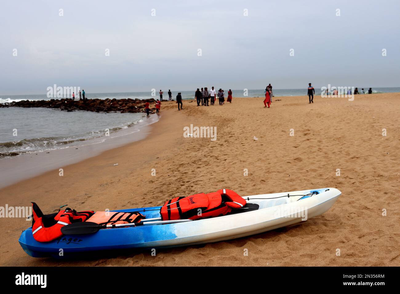 Kayak barca e giubbotti di salvataggio su una spiaggia di mare, sport acquatici vicino spiaggia di mare Foto Stock
