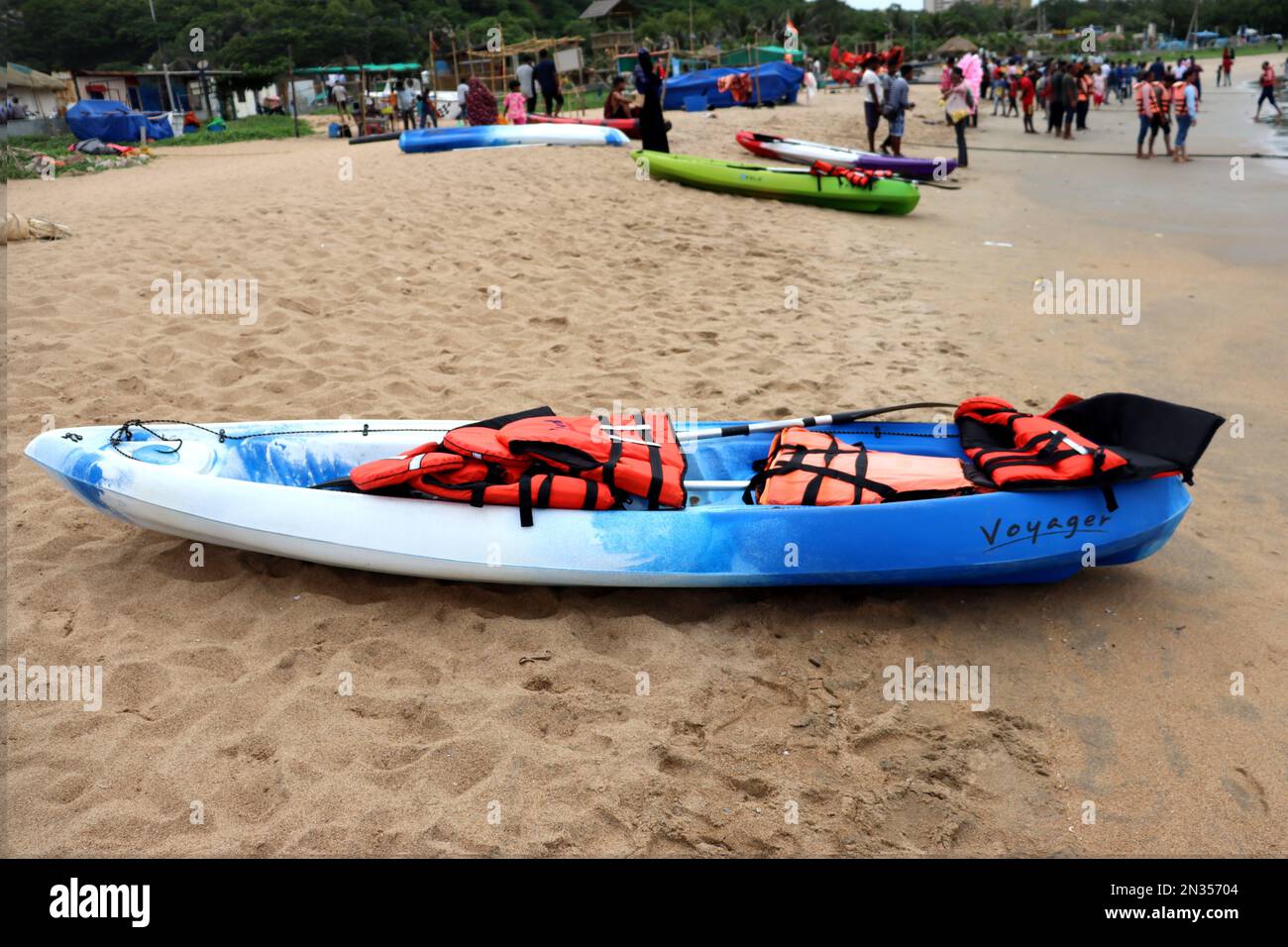 Kayak barca e giubbotti di salvataggio su una spiaggia di mare, sport acquatici Foto Stock