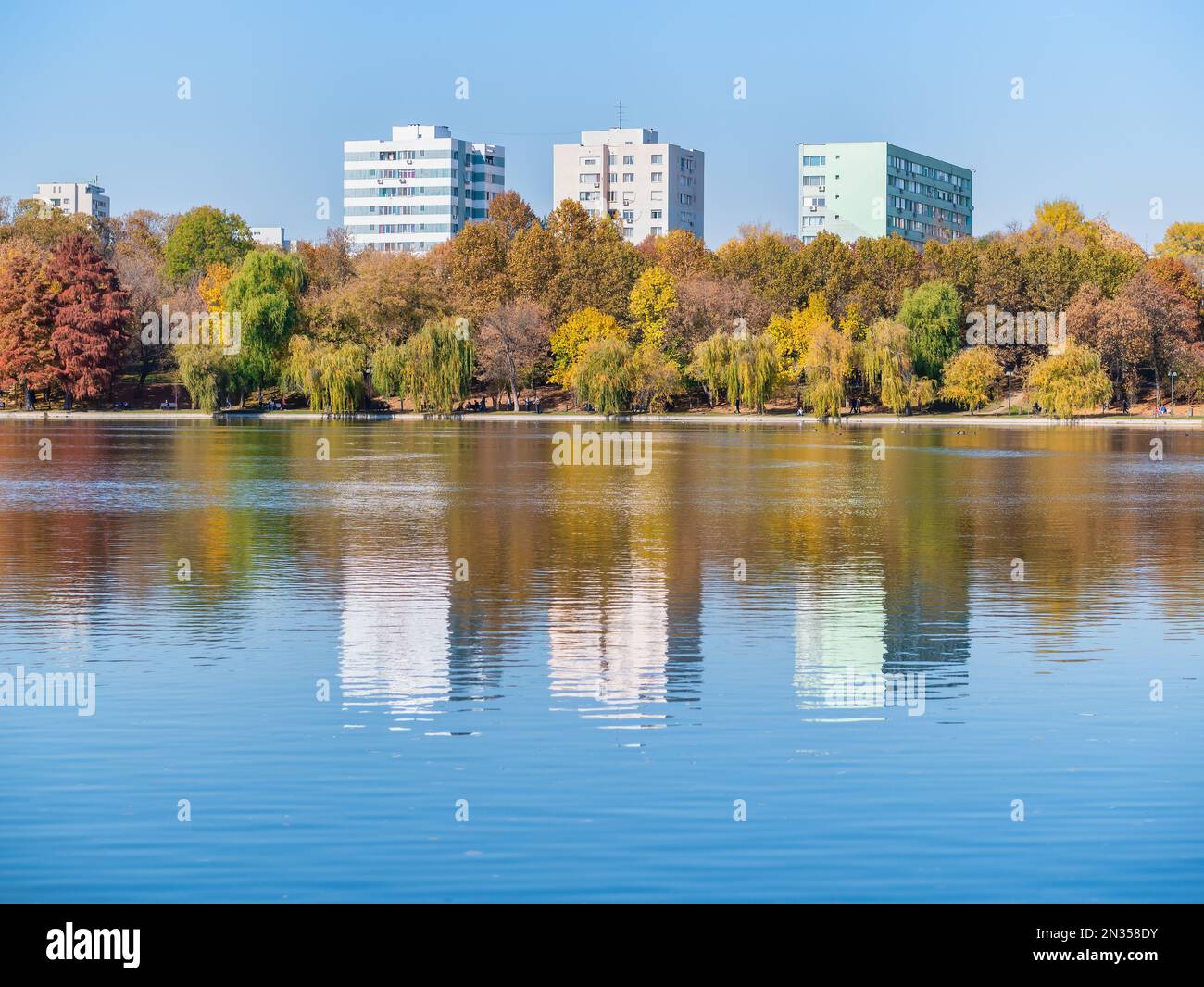 Appartamenti sopra IOR o Titan parco a Bucarest, Romania. Lago Titan. Foto Stock