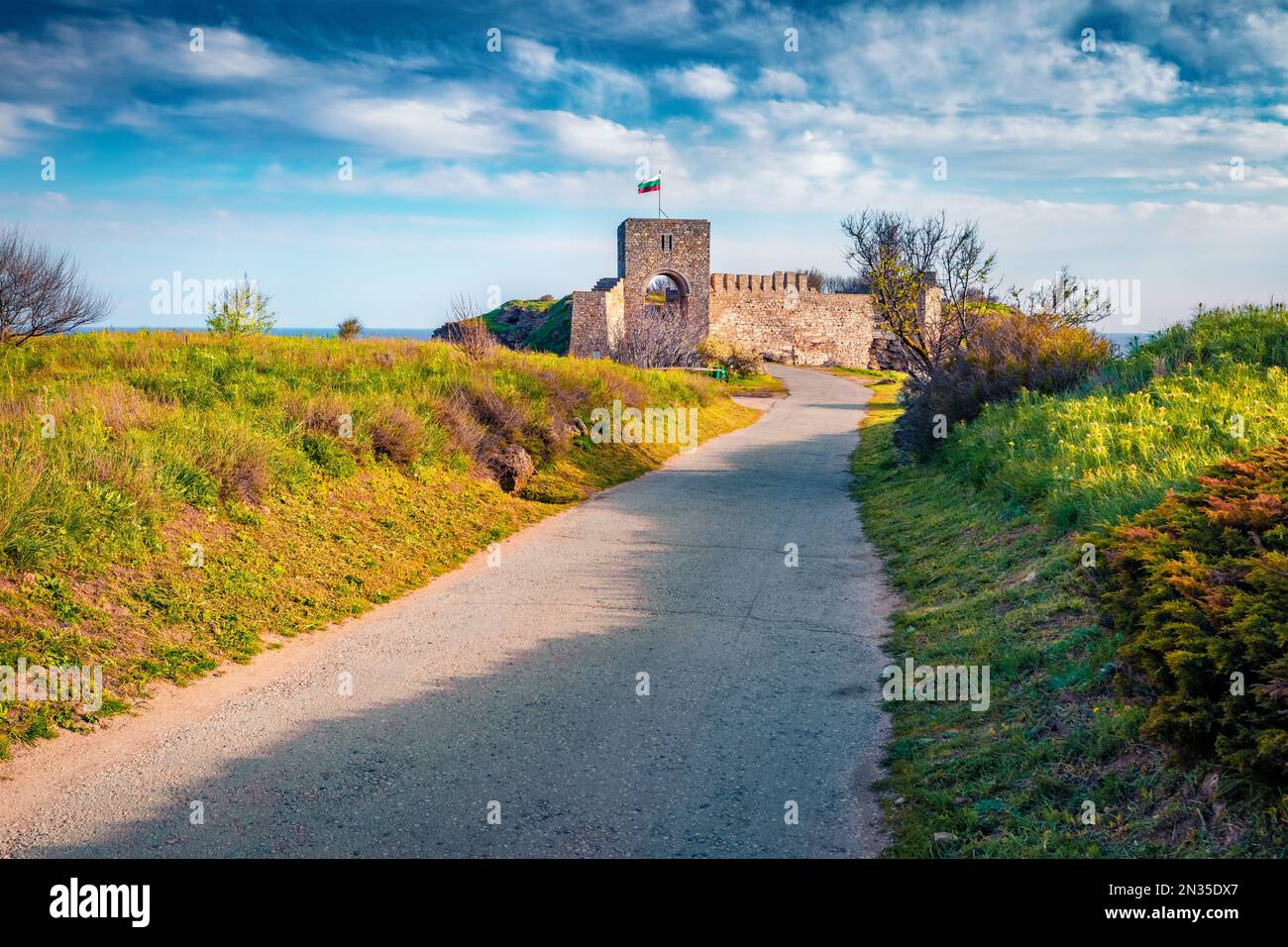 Splendida vista mattutina della fortezza di Kaliakra. Impressionante paesaggio di Bulgaria, Europa. Incredibile scenario all'aperto della costa del Mar Nero. Viaggi conce Foto Stock