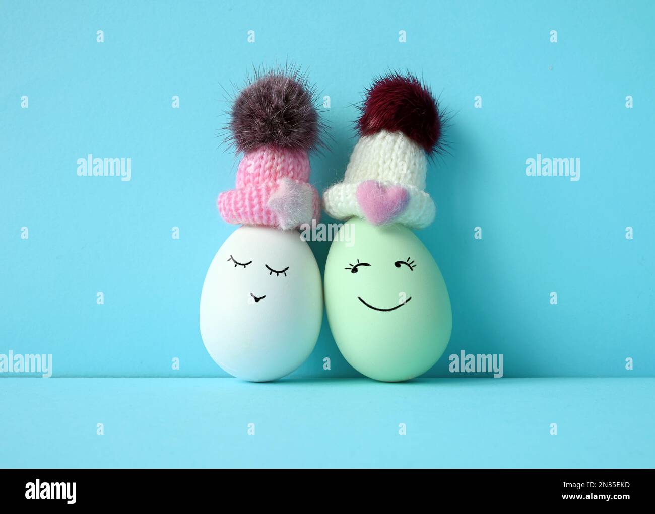 Uova felici in cappelli ridendo. Concetto di vacanza di Pasqua con le uova  carine con i volti divertenti Foto stock - Alamy