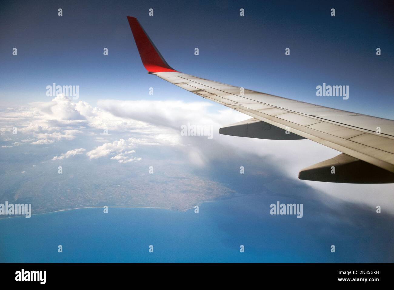Vista della costa greca dall'aereo Foto Stock