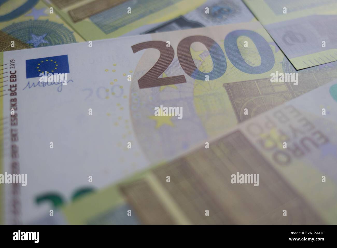 Primo piano di 200 banconote in euro Foto Stock