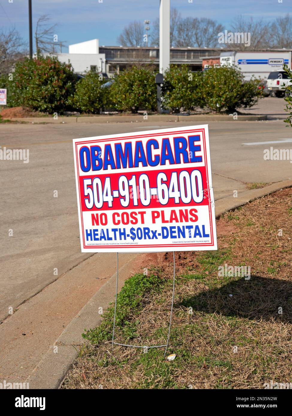 Obamacare informazione sanitaria cortile segno o cecchino sul lato della strada in un quartiere povero a Montgomery Alabama, Stati Uniti. Foto Stock