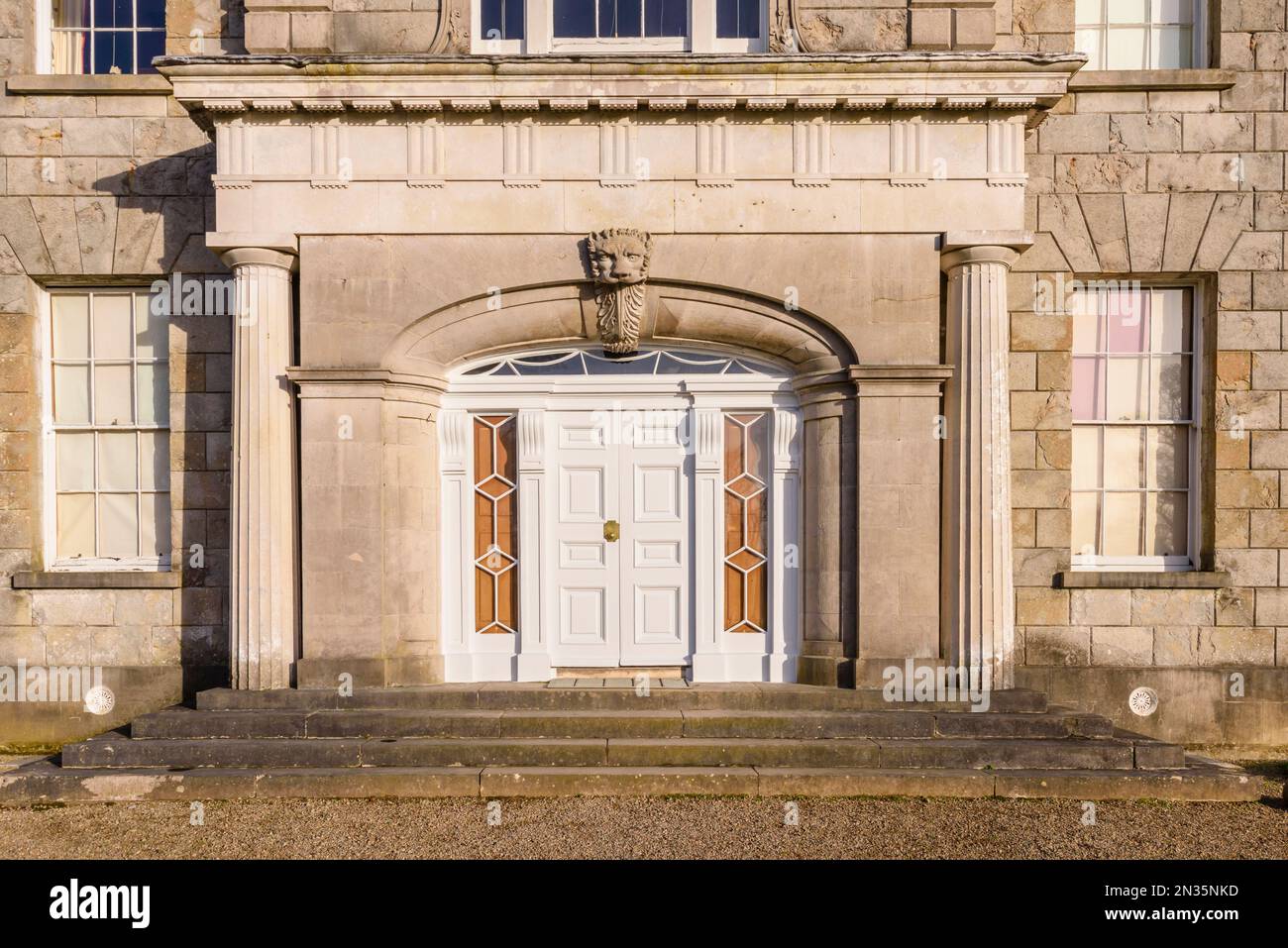 Porta d'ingresso principale di una vecchia casa signorile. Foto Stock