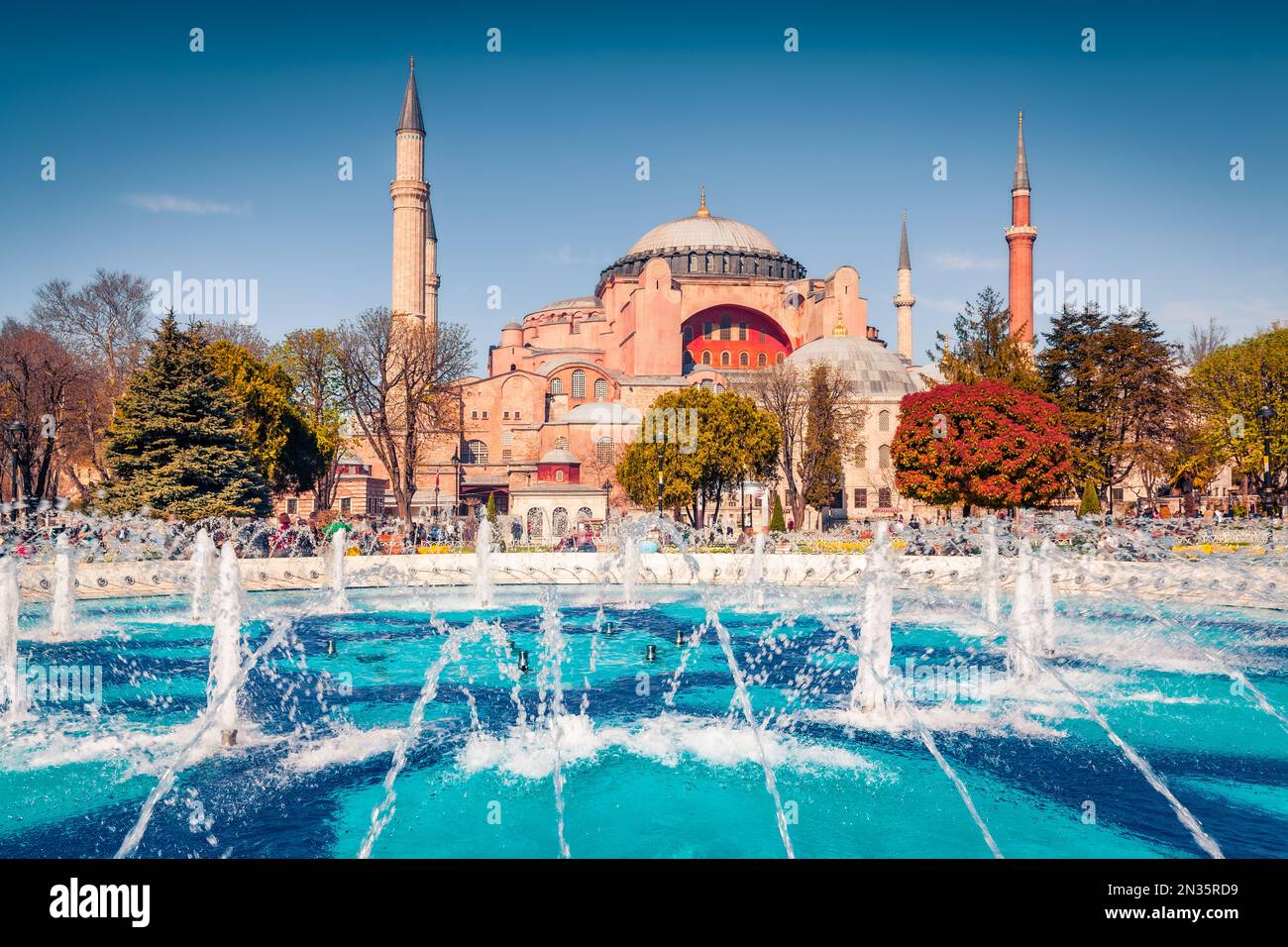 Splendida vista primaverile del parco Sultan Ahmet a Istanbul, Turchia, Europa. Scena mattutina luminosa del Museo Ayasofya (Hagia Sophia). Concetto di viaggio indietro Foto Stock